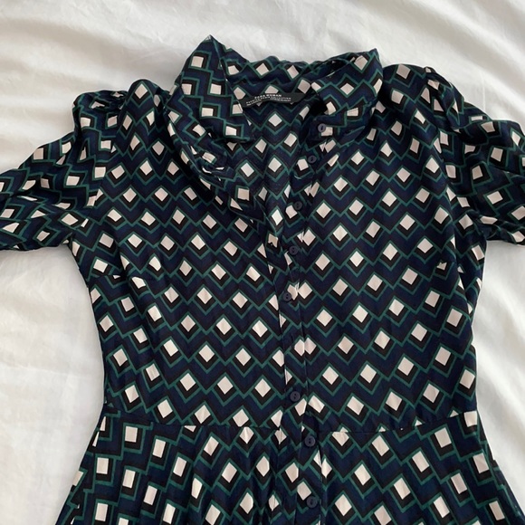 Zara buttoned dress, XS. Nice and tapered. Hardly worn. - Picture 3 of 3